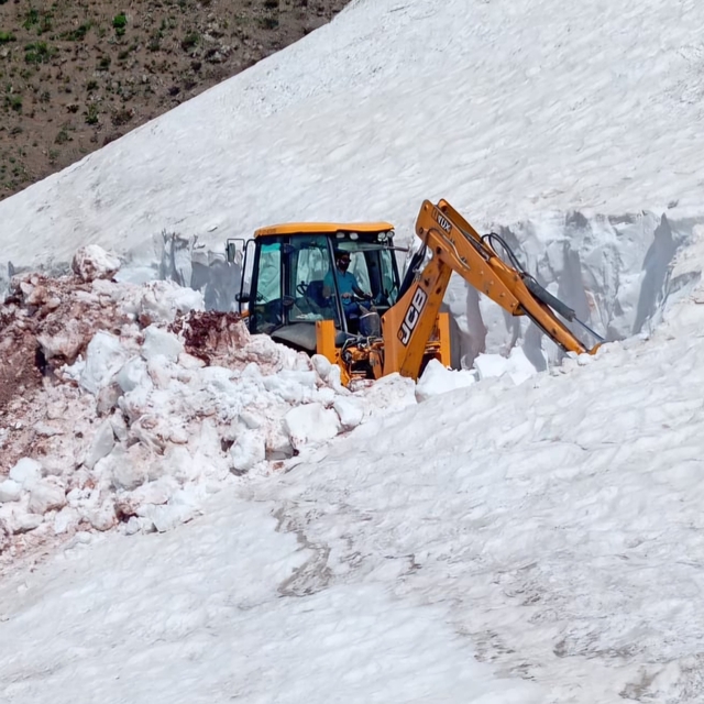 Tunceli'de haziran ortasında karla mücadele sürüyor
