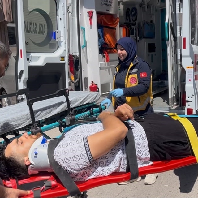 Sinop'ta otomobil kapısına çarpan motosikletli yaralandı