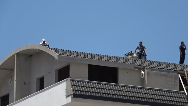 Alanya'da bunalıma girip çatıya çıkan şahsı polis ekipleri ikna etti