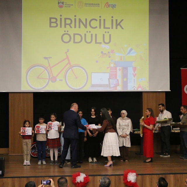 Diyarbakırlı öğrenciler ödüllerini aldı