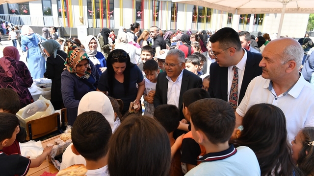 Başkan Büyükkılıç'tan okullardaki bahar coşkusuna yakın ilgi