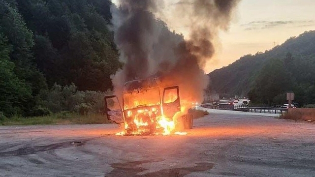 Seyir halindeki tır bir anda alev aldı