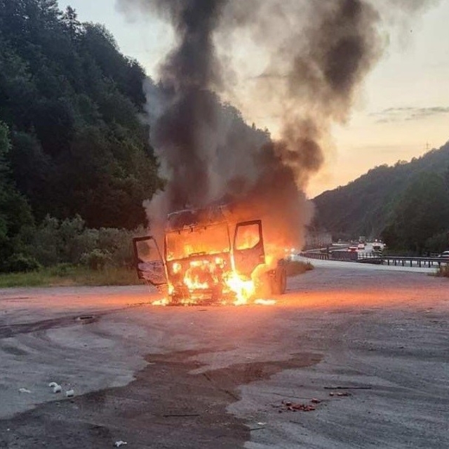 Seyir halindeki tır bir anda alev aldı
