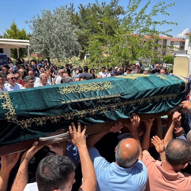 Irmak öğretmene acı veda
Mobbing iddialarıyla gündeme gelen genç öğretmen,...