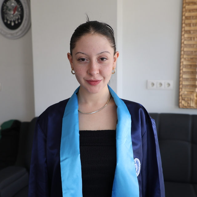 Hayvancılık yapan genç kız üniversiteden birincilikle mezun oldu