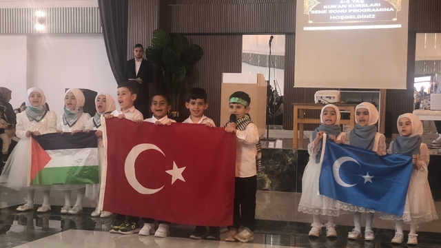 Palu'da Kur'an kursu öğrencilerinin mezuniyet sevinci