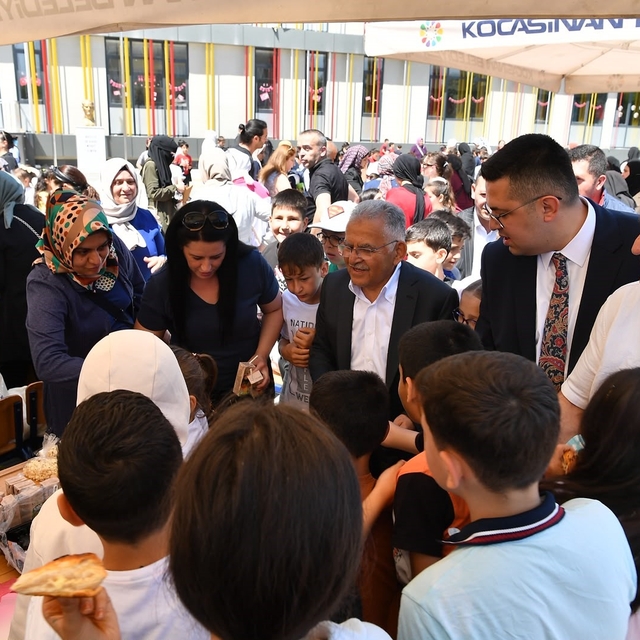 Başkan Büyükkılıç'tan okullardaki bahar coşkusuna yakın ilgi
