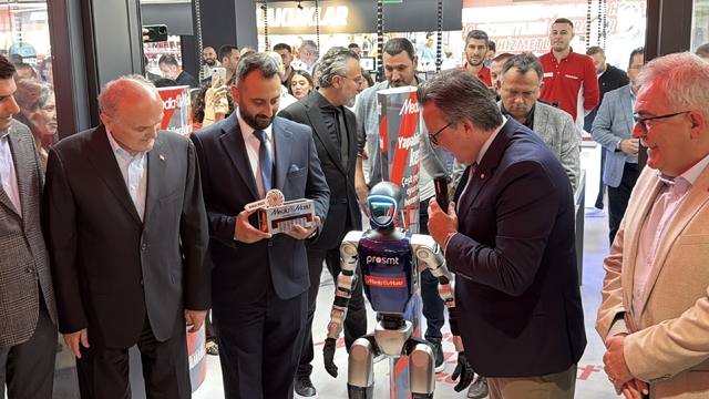 Mağazasının anahtarını "G1" robotu teslim etti
MediaMarkt'ın 104. mağazası insansı robotun katıldığı törenle açıldı