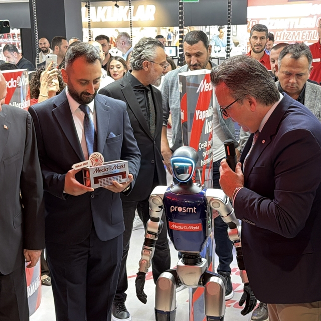 Mağazasının anahtarını "G1" robotu teslim etti
MediaMarkt'ın 104. mağazası...