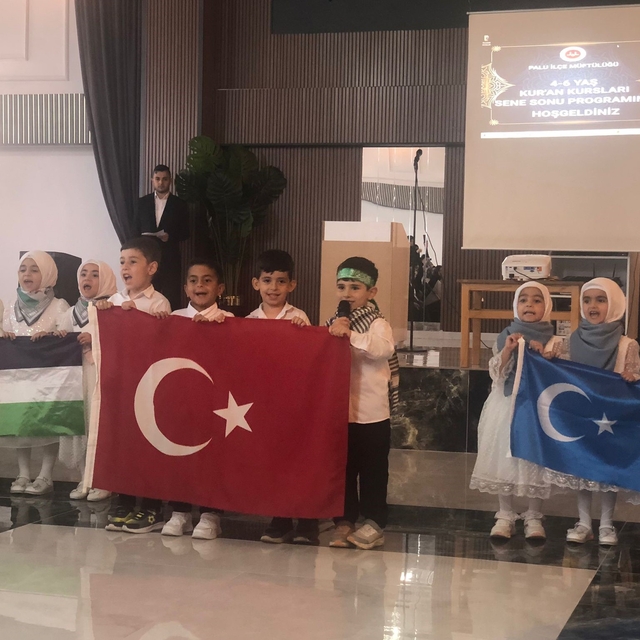 Palu'da Kur'an kursu öğrencilerinin mezuniyet sevinci