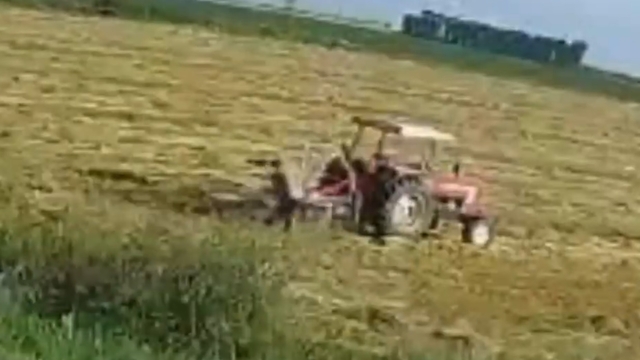 Tarım aletinde sıkışan çiftçi yaralandı, olay kamerada