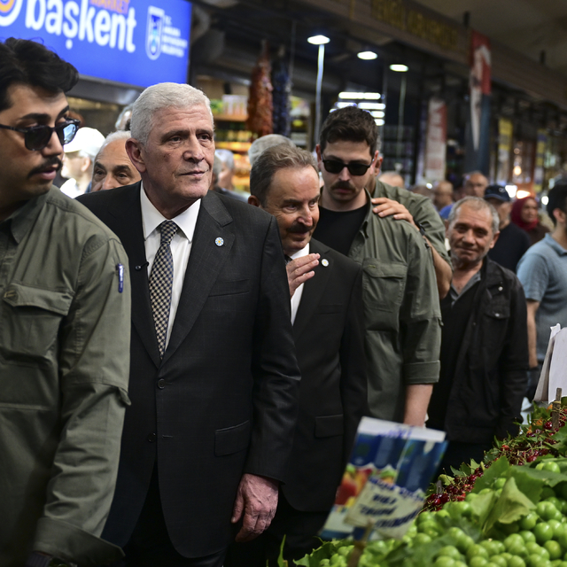 İYİ Parti Genel Başkanı Dervişoğlu, Ulus esnafını ziyaret etti