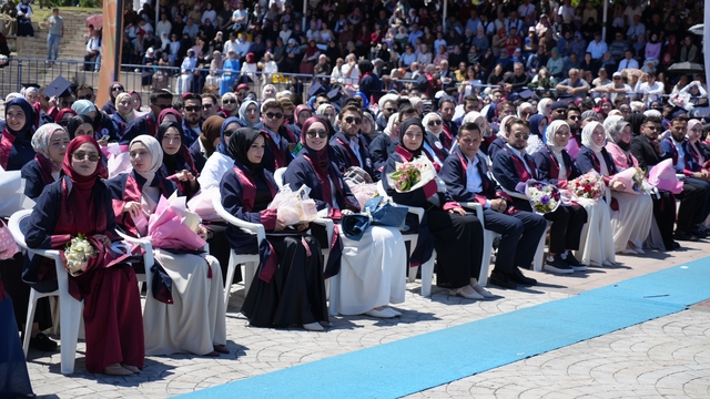 OMÜ İlahiyat Fakültesi'nde mezuniyet heyecanı