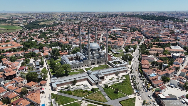 Selimiye'de tarihi gün: Cumhurbaşkanı Erdoğan'a Edirne'de büyük sevgi seli
Edirne'de esnaf ve vatandaşlardan Erdoğan'a övgü dolu sözler