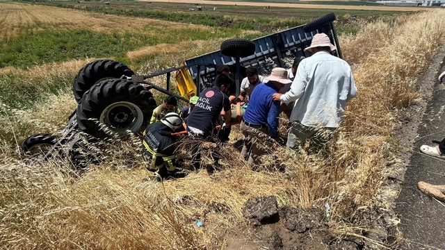 Diyarbakır'da takla atan traktörün altında kalan sürücüsü yaralandı