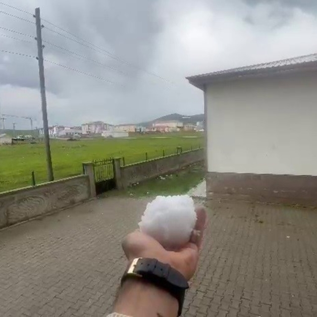 Karayazı'da ceviz büyüklüğündeki dolu şaşırttı