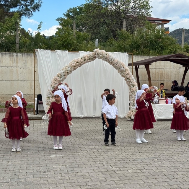 Kur'an kursu öğrencilerinin hazırladığı programa yoğun ilgi