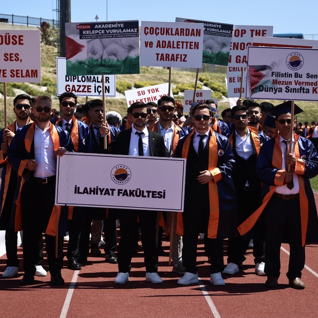 Sinop Üniversitesinin mezuniyet töreninde öğrencilerden Filistin'e destek