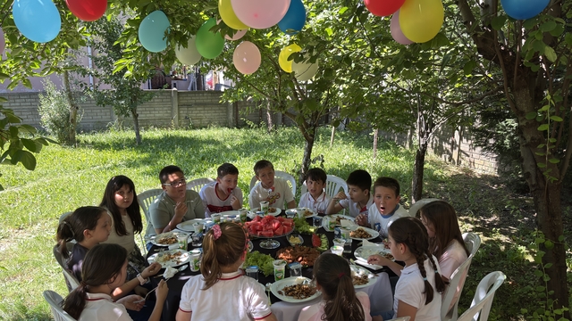 3 yıldır öğrencilere bahçesini açan çift, bu yıl da geleneği bozmadı