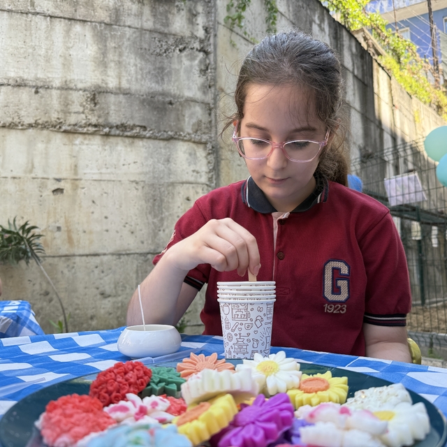 Zonguldak'ta ortaokul öğrencisi, mum yapımını arkadaşlarına öğretti