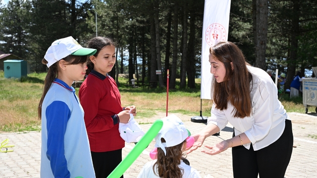 Manisa'da çocukların uçurtma şenliği neşesi