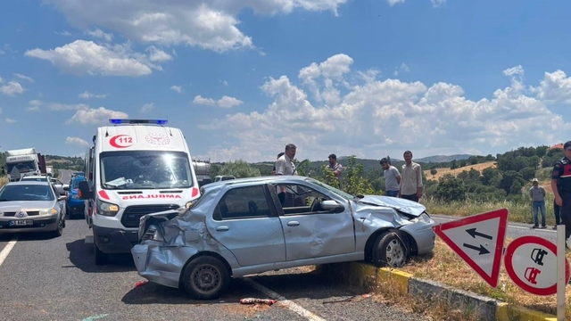 Uşak'ta otomobilin refüje çarptığı kazada baba ile kızı yaralandı