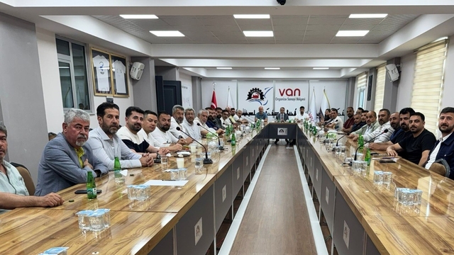 Başkan Memet Aslan: "Üretim ve istihdamı artıracak projeler üzerinde çalışıyoruz"
Van OSB'de sanayicilerle istişare toplantısı gerçekleştirildi