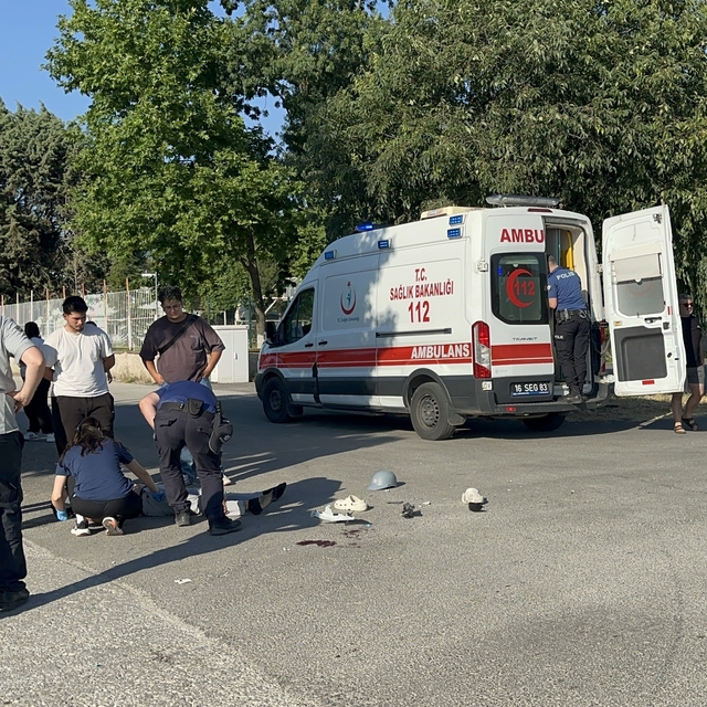 Bursa'da motosiklet ile otomobil çarpıştı: 2 yaralı