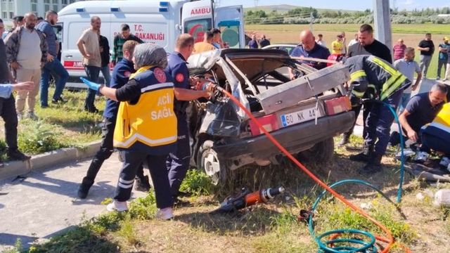 Kayseri'de 2 otomobil çarpıştı; 3 ölü, 5 yaralı