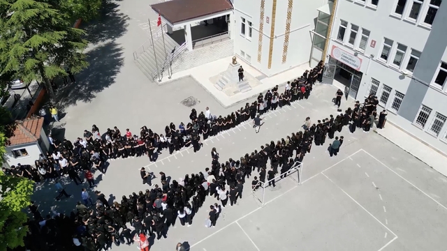 Türkiye şampiyonu olan öğrencilere meşaleli karşılama