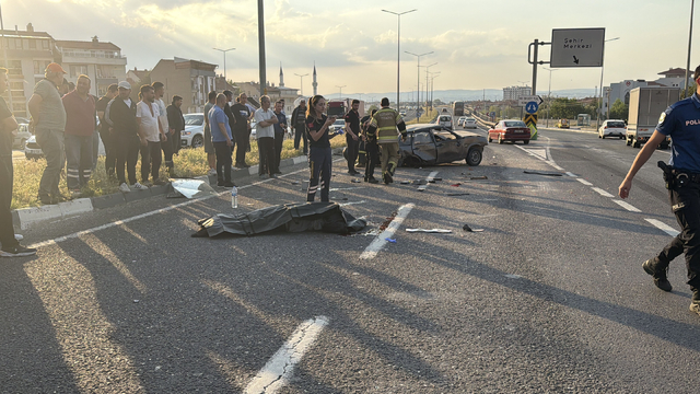 TIR'la çarpışan otomobil takla atıp karşı şeride geçti; 1 ölü, 2 yaralı