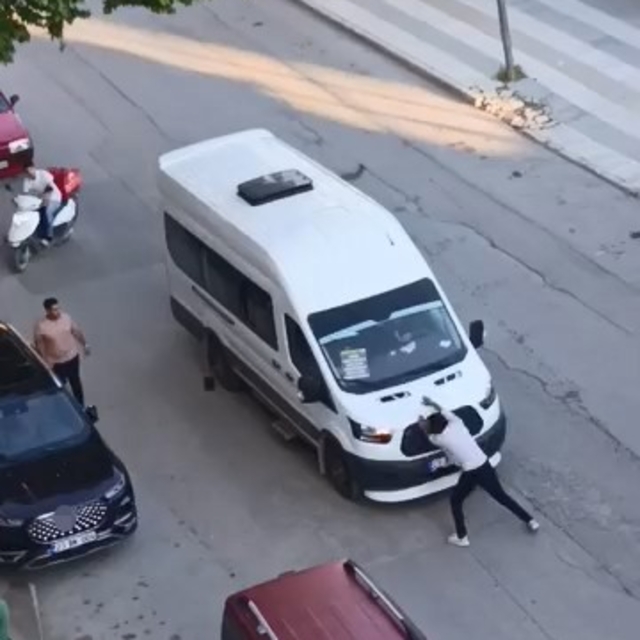 Önünü kestiği yolcu minibüsünü yumrukladı