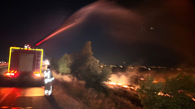 Hatay'da anız yangını zeytinliğe sıçradı: 200 dönüm arazi zarar gördü