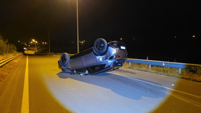 Kamyon ve otomobile çarpan araç takla attı: 2 yaralı