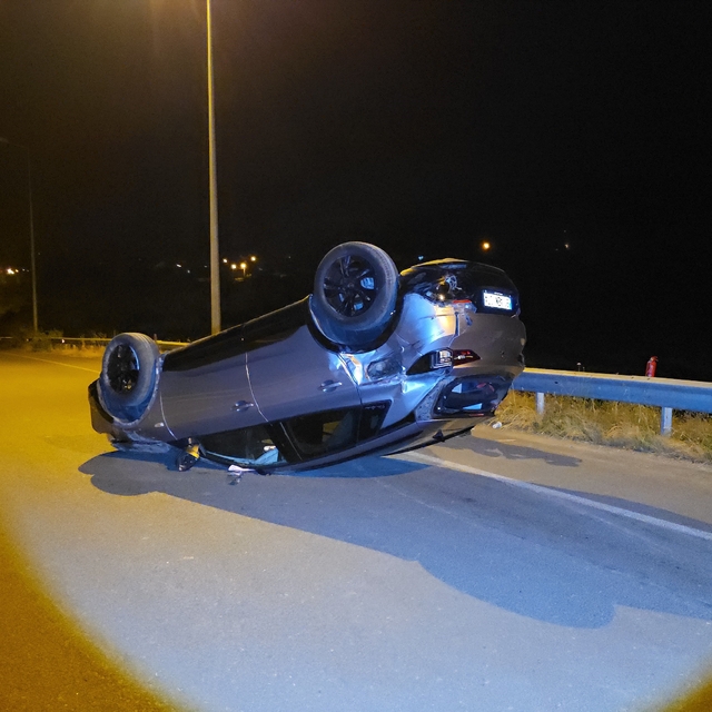 Kamyon ve otomobile çarpan araç takla attı: 2 yaralı