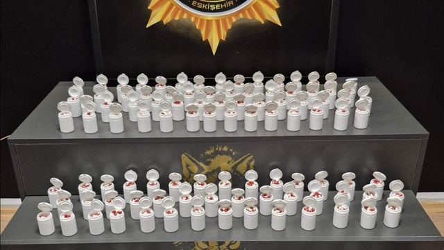 Eskişehir'de uyuşturucu operasyonu: Yakalanan 16 şüpheliden 10'u tutuklandı
Şüpheliler uyuşturucu maddeleri vücut boşluklarında ve mide içerisinde taşımışlar