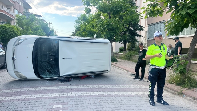 Tavşanlı'da otomobil yan yattı: 2 yaralı