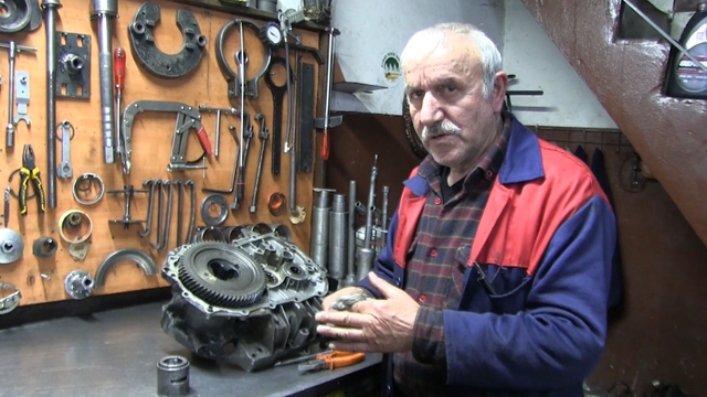 Çıraklıktan başladığı oto tamirciliğinde yarım asrı aştı