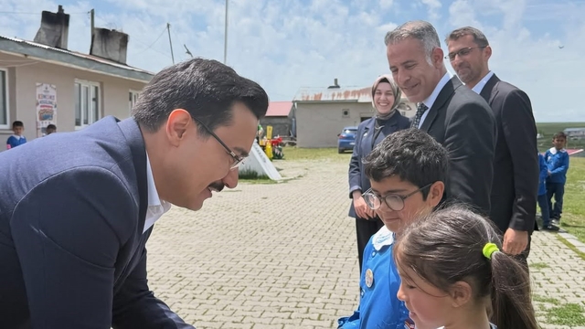 Akyaka Kaymakamı İsmail Demirtaş'tan köy okullarına yakın ilgi
Kürekdere İlkokulu'nda düzenlenen "Geleneksel Çocuk Oyunları Şenliği" renkli görüntülere sahne oldu