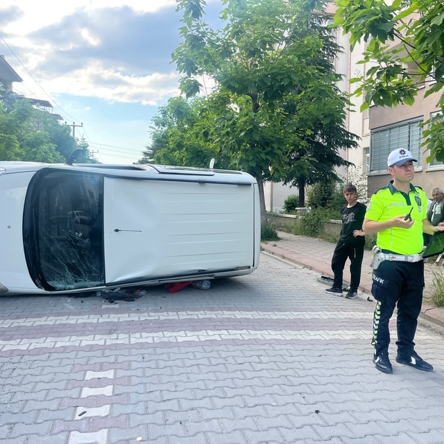 Tavşanlı'da otomobil yan yattı: 2 yaralı