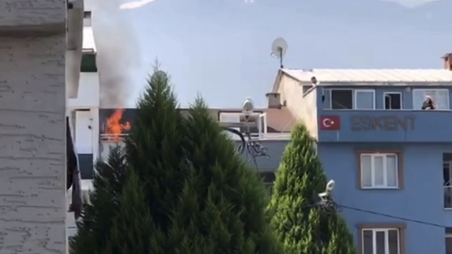 Bursa'da çatı yangını büyümeden söndürüldü