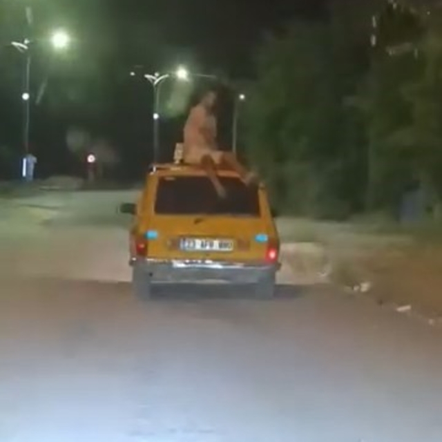Aracın tavanında tehlikeli yolculuk