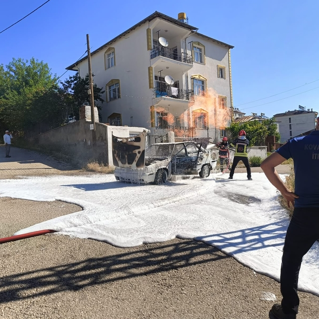 Elazığ'da yanan araç küle döndü