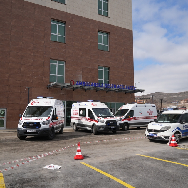 Niğde'de araç şarampole devrildi: 5 kişi yaralı