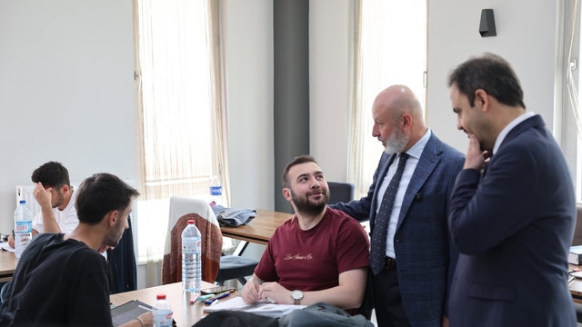 Başkan Çolakbayrakdar, sınava girecek öğrencilere başarılar diledi
Kayserili gençler Sınan Kütüphaneleri'nde geleceğe hazırlanıyor