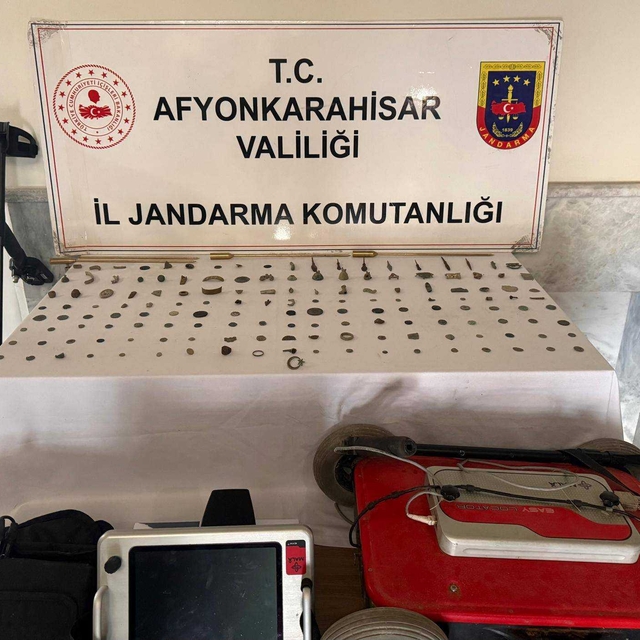 Afyonkarahisar'da 150 sikke ve obje ele geçirildi