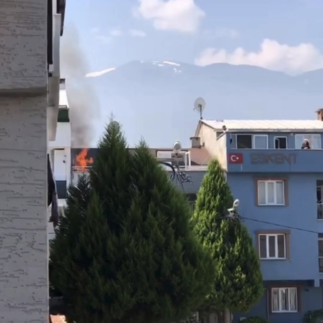 Bursa'da çatı yangını büyümeden söndürüldü