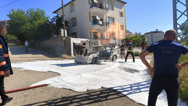 Elazığ'da yanan araç küle döndü