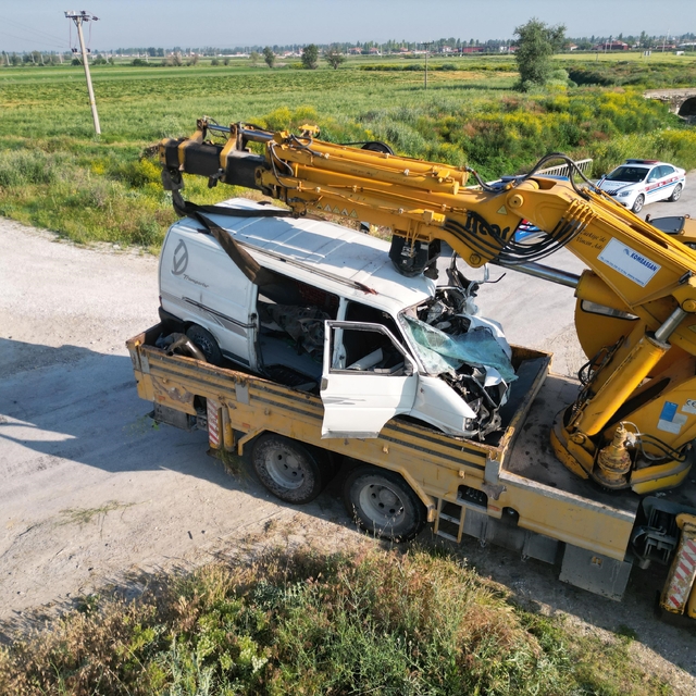 Yolcu treni hemzemin geçitte sıkışan kamyoneti yaklaşık 200 metre sürükledi