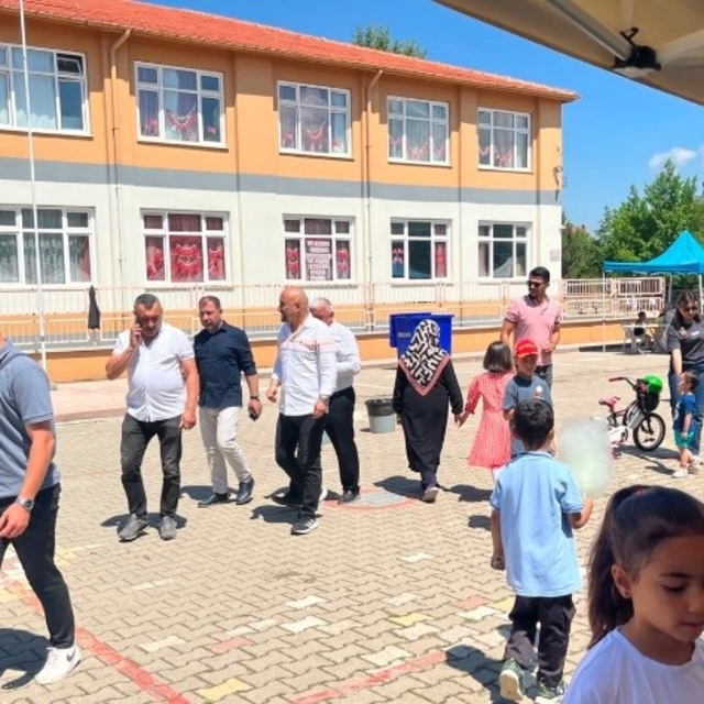 Tavşanlı'da okulda hayır çarşısı düzenlendi